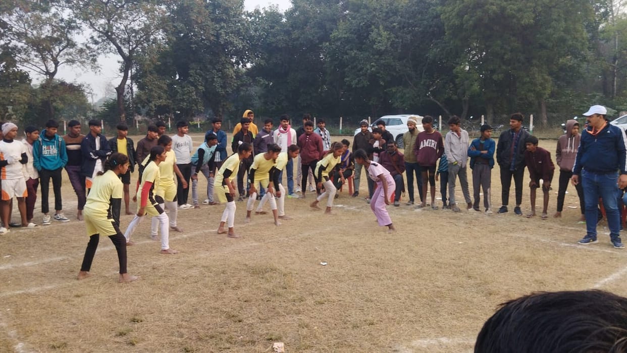 Players showed their strength in the basic sports competition.