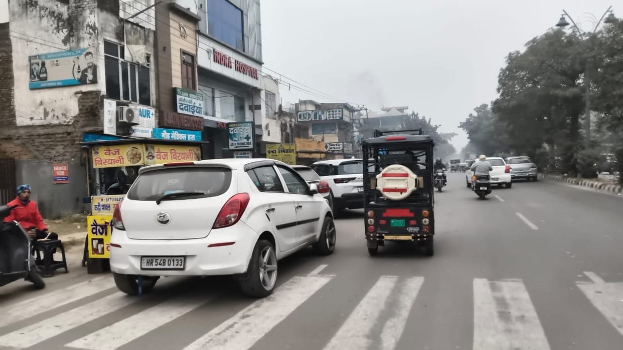 Illegal collection of parking charges at private hospitals has caused traffic jams on the roads