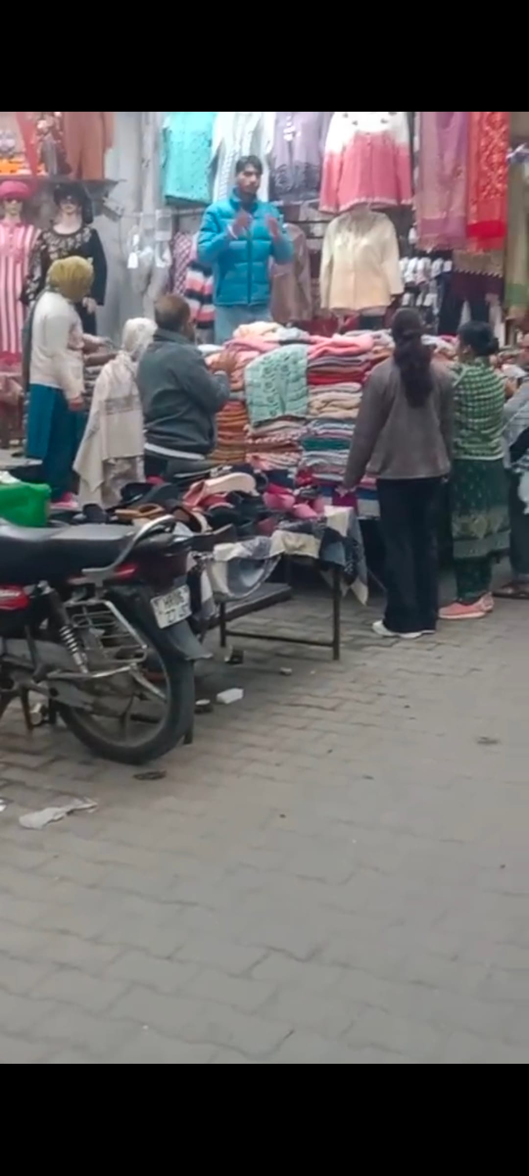The corporation announced in the market that street vendors and goods kept outside will be confiscated.
