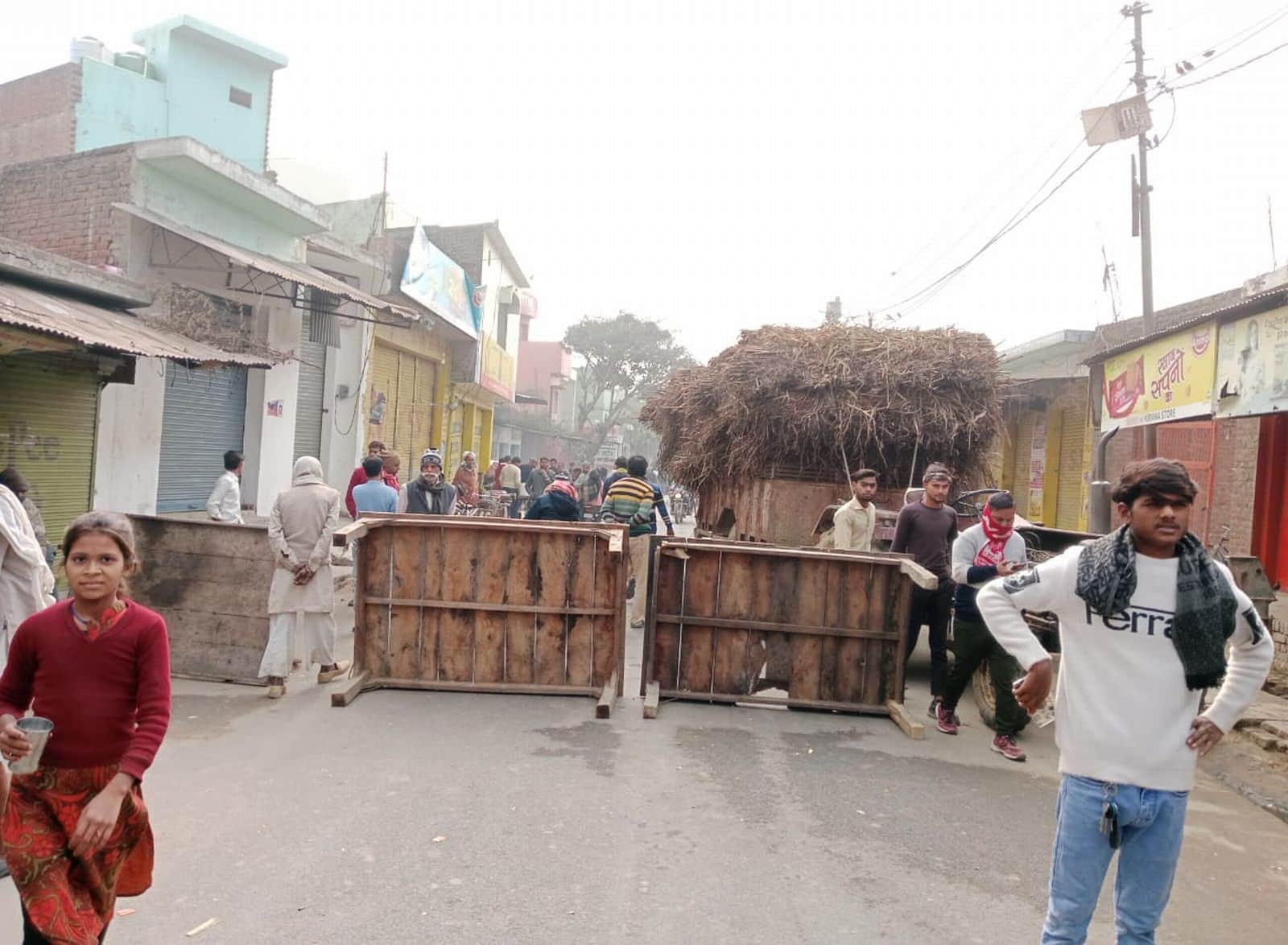 जाम लगाने को सड़क पर खड़े किए तख्त। संवाद 