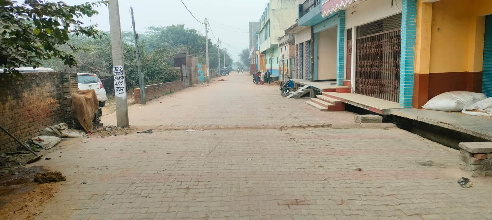 जैथरा कस्बे में जखा रोड पर दोपहर के समय पसरा सन्नाटा। संवाद