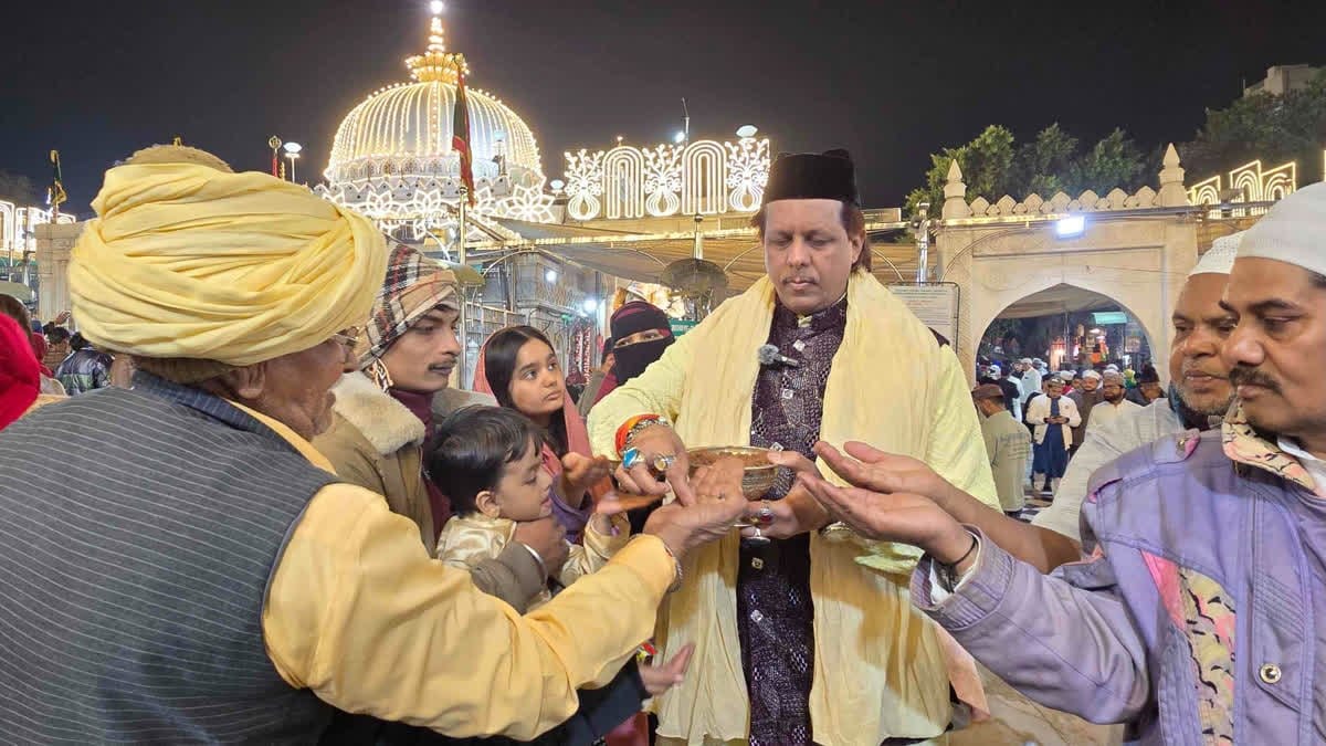 जायरीनों को संदल बांटते दरगाह के खादिम