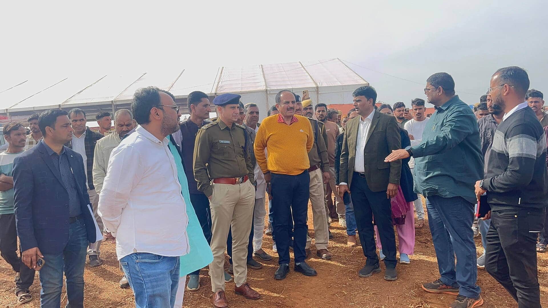 डग क्षेत्र के दुधालिया में व्यवस्थाओं का जायजा लेते अधिकारी