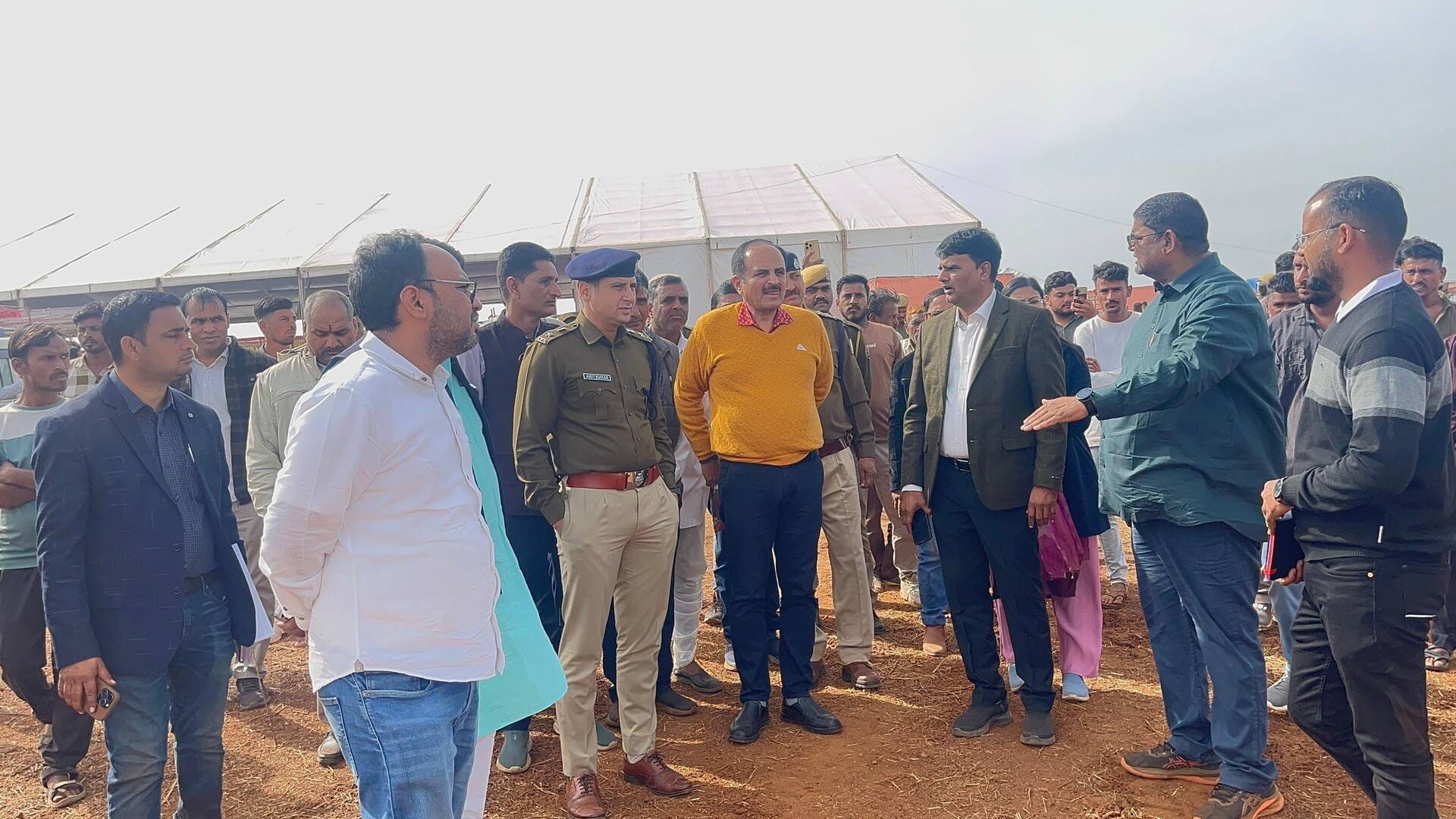 डग क्षेत्र के दुधालिया में व्यवस्थाओं का जायजा लेते अधिकारी