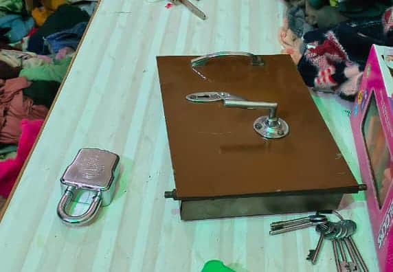 कस्बा धुमरी में चोरों द्वारा तोड़ा गया अलमारी का लॉकर। संवाद