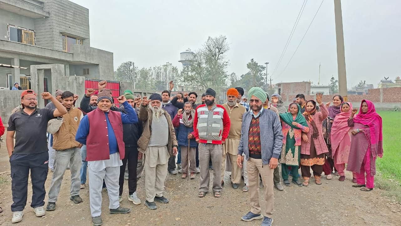 कीड़ियां गंडियाल में प्रदर्शन करते ग्रामीण