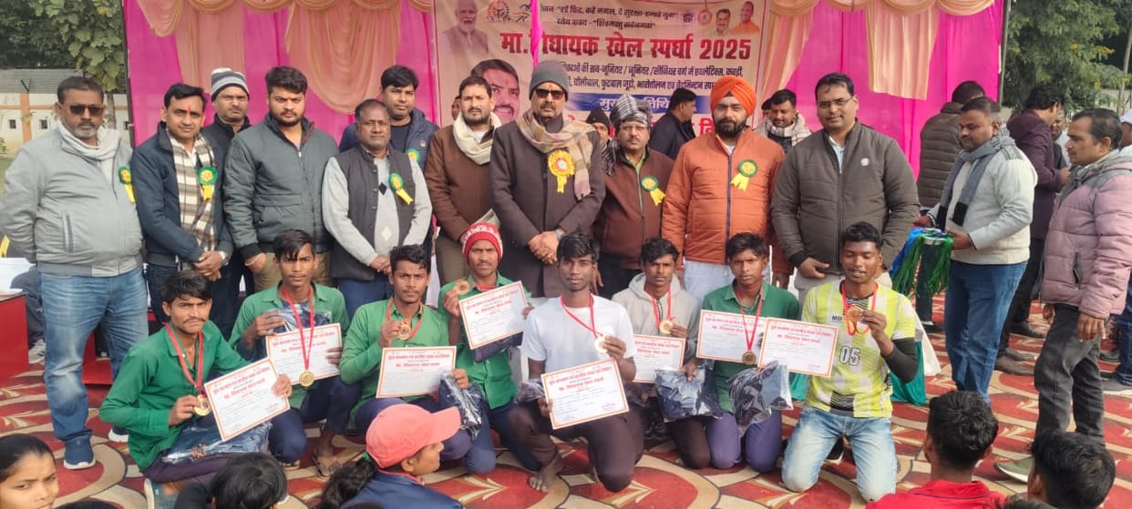 The winning players received certificates and medals.
