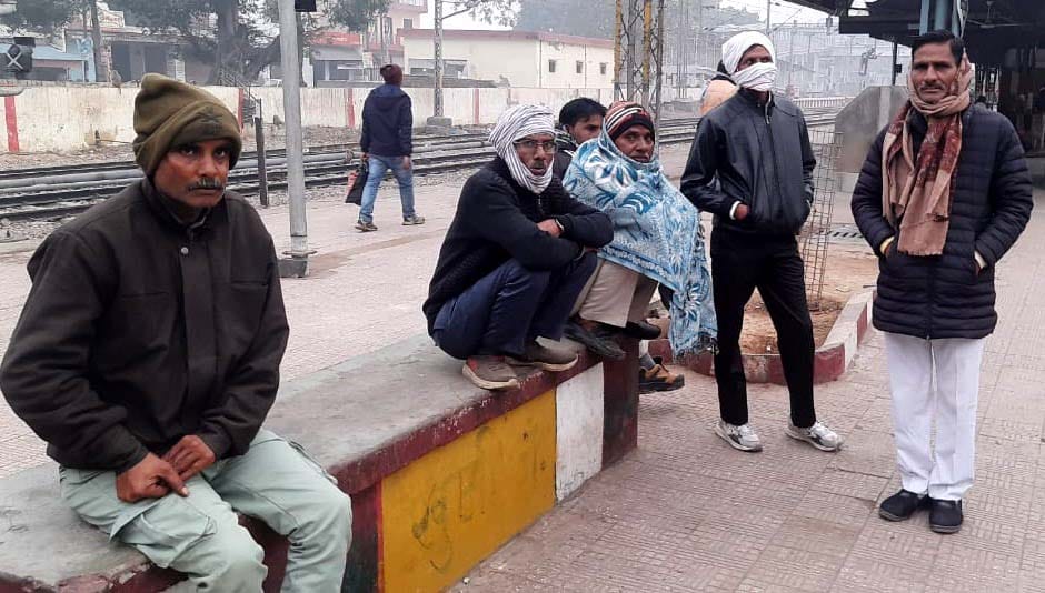 Mahananda Express cancelled, passengers stranded at the station in the cold