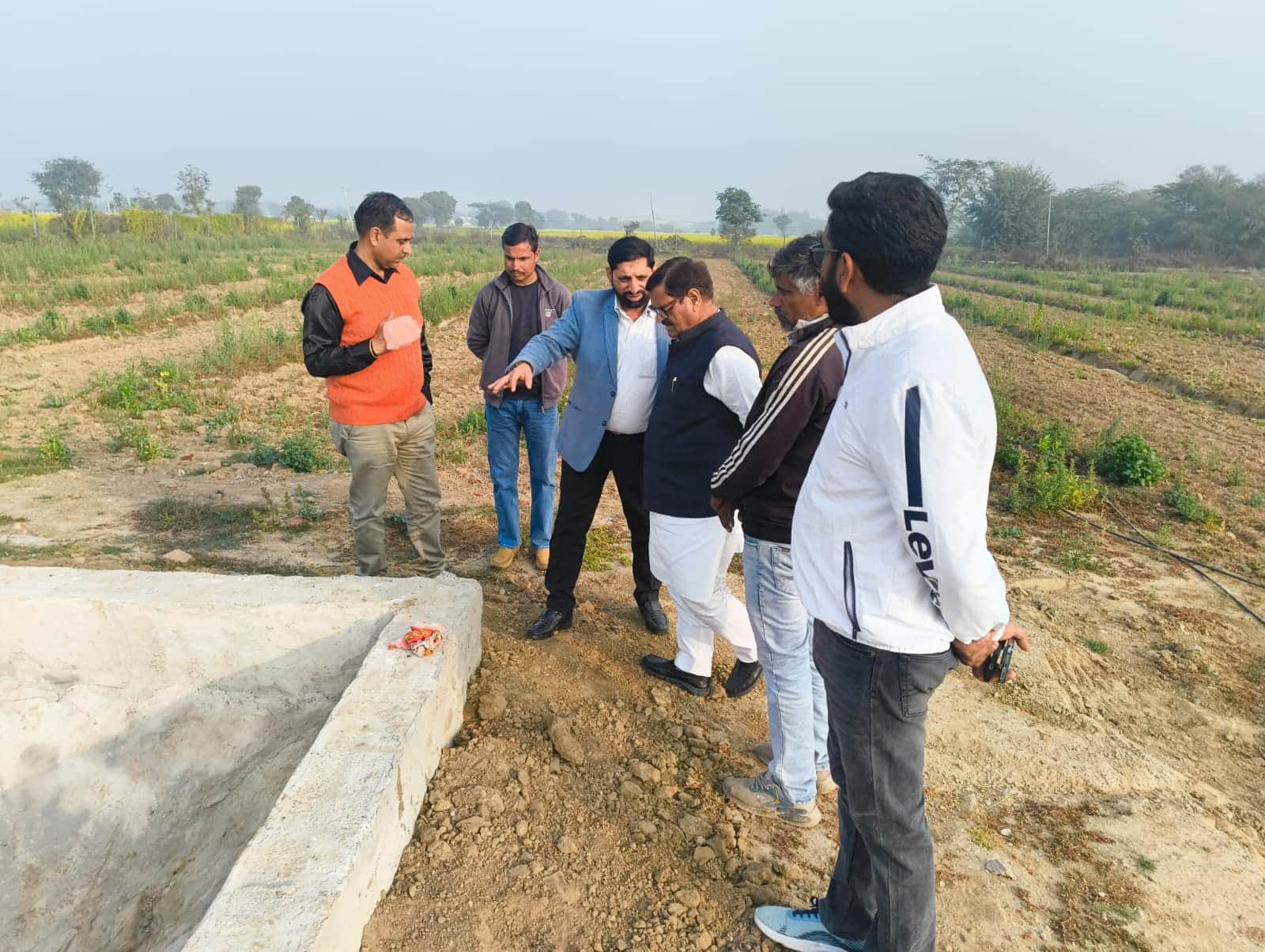 खेत का निरीक्षण करते हरियाणा राज्य बागवानी क्रियान्वयन इकाई पंचकूला के मिशन निदेशक डॉ. जोगेंद्र