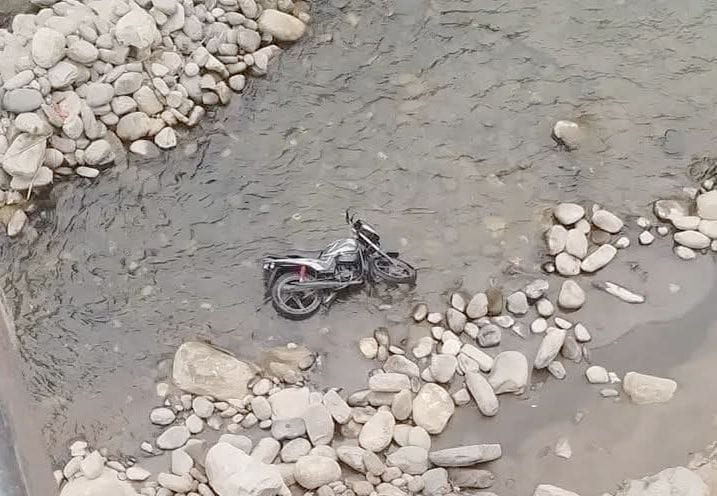 Bike falls into ditch on Luhri-Karsog road