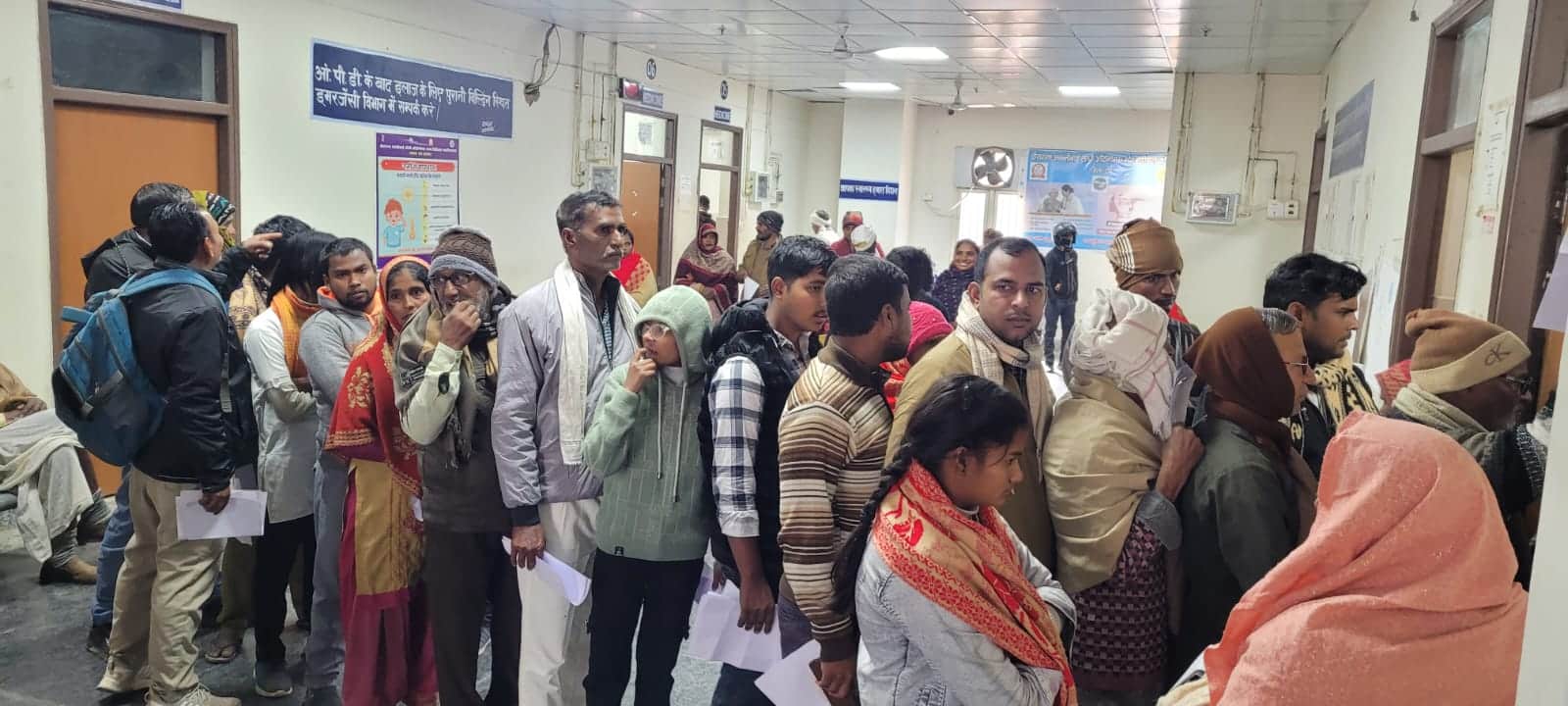 मेडिकल कॉलेज के एनसीडी में रक्तचाप व शुगर की जांच कराने के लिए लगी मरीजों की लंबी कतार। संवाद