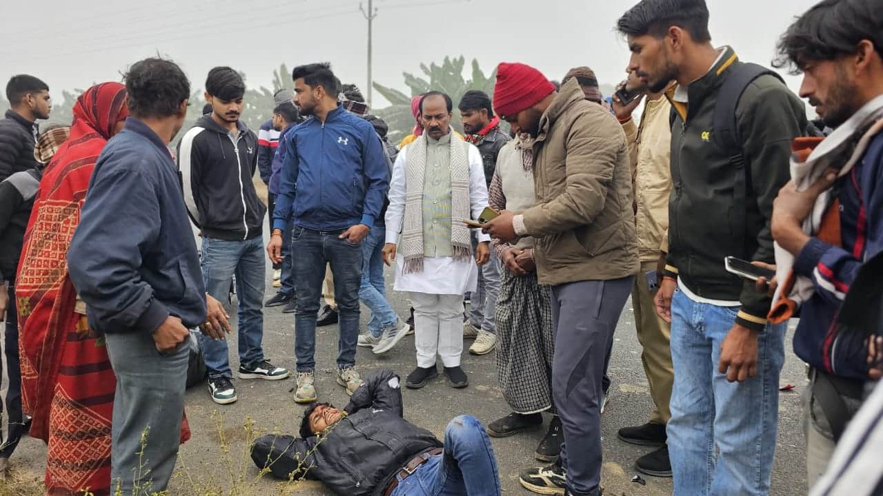 मिरहची रोड पर हुए हादसे के बाद घायल का हाल जानते मारहरा विधायक वीरेंद्र लोधी। संवाद