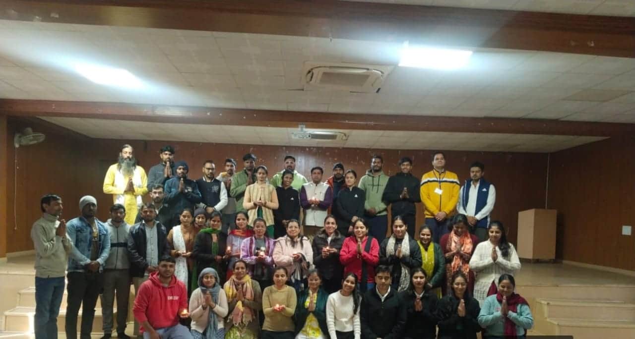 मीरपुर स्थित इंदिरा गांधी विश्वविद्यालय में एक मंच पर आए विद्यार्थी व शिक्षक। स्रोत : विवि