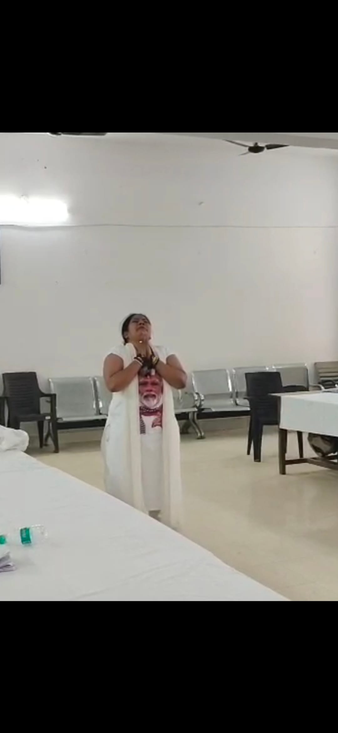 A woman wearing clothes with the Prime Minister's photo on them came to Samadhan Diwas and appealed for the removal of encroachment from her land.