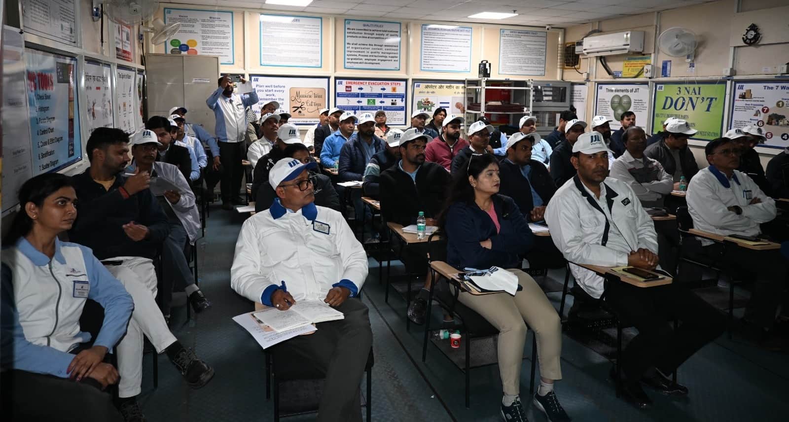 नई श्रम संहिताओं से मिलने वाले हितलाभों एवं सुरक्षा की जानकारी लेते कर्मचारी। स्रोत : प्रशासन
