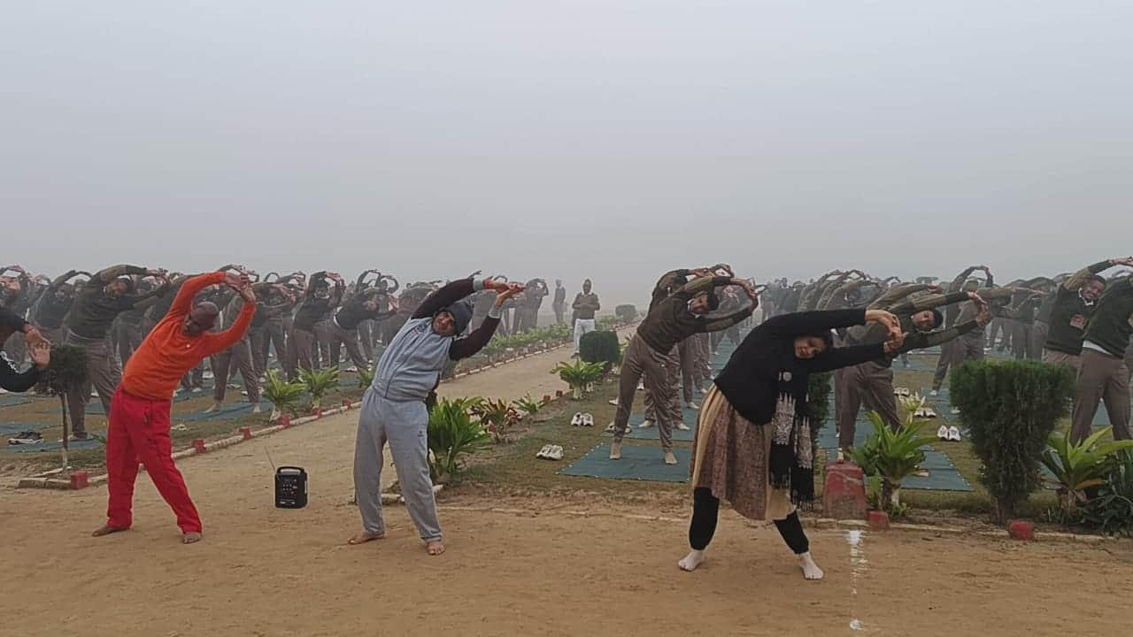 पुलिस लाइन में योग करते लोग। स्रोत संस्था