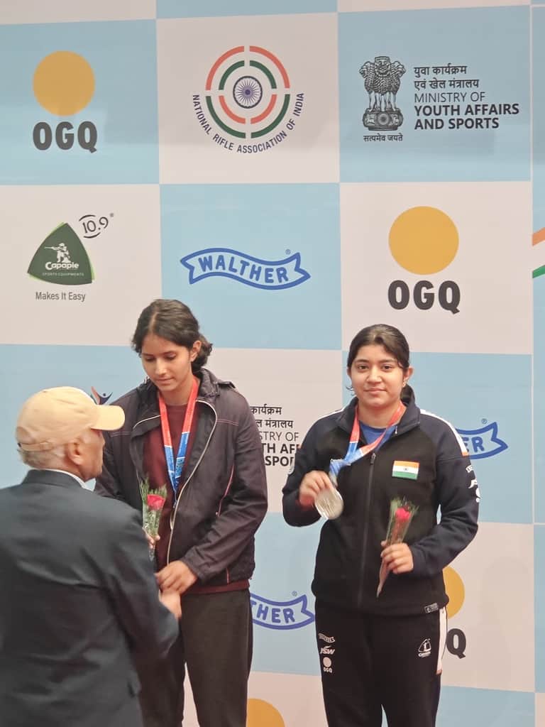 पदक मिलने पर खुशी जाहिर करतीं चहक यादव और सुषमा यादव। स्रोत : कोच