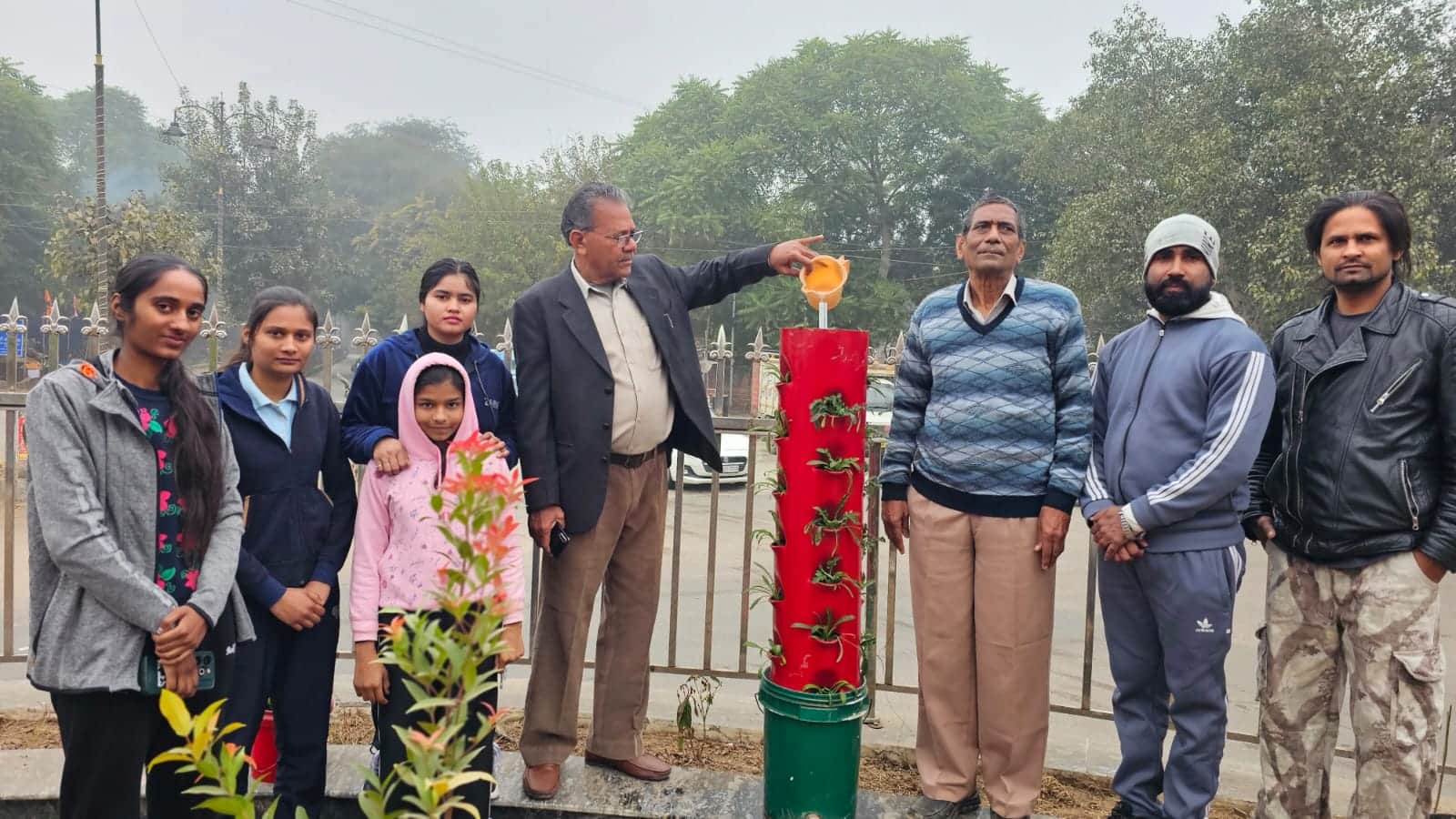 पौधों को पानी देते धर्मबीर बल्डोदिया साथ में संस्था के पदाधिकारी। स्रोत : संस्था