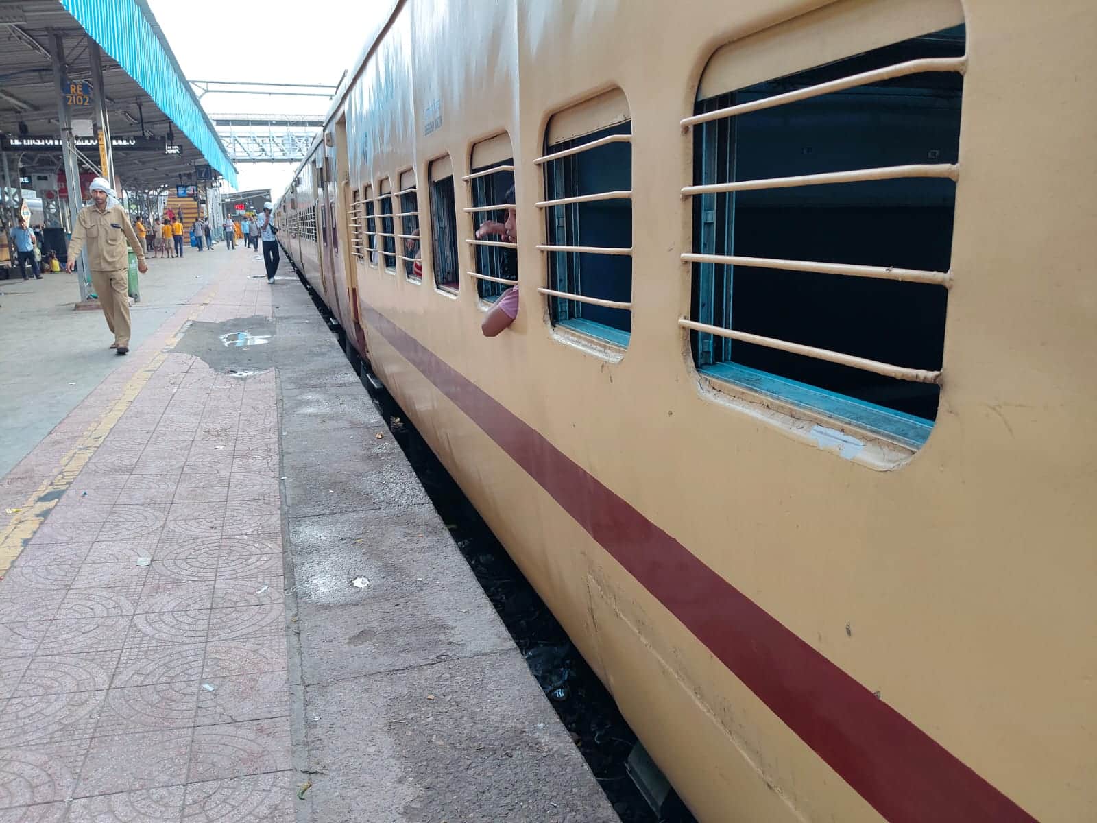 रेवाड़ी रेलवे स्टेशन पर खड़ी ट्रेन। संवाद