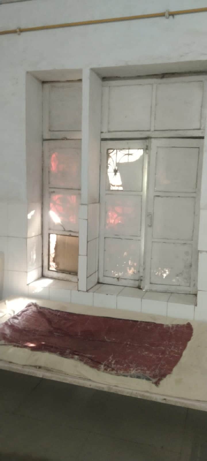 सीएससी महरौनी में प्रसूता वार्ड के टूटे सीसे