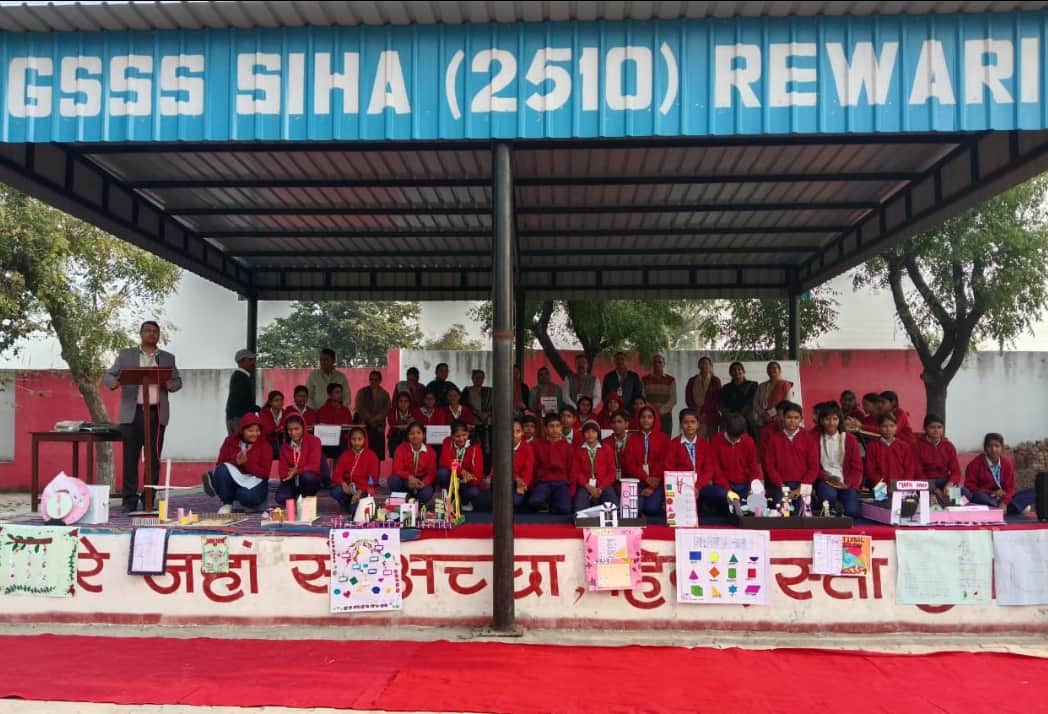 सीहा स्कूल में आयोजित गणित प्रश्नोत्तरी के विजेताओं के साथ मुख्य अतिथि एवं स्टाफ। स्रोत : स्कूल