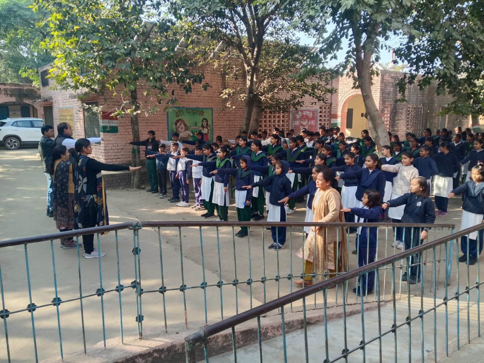 स्कूल में कार्यक्रम के दौरान शपथ लेते विद्यार्थी। स्रोत : स्कूल