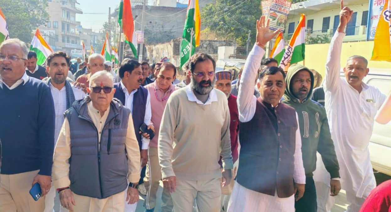 सद्भाव यात्रा में कांग्रेस नेता अपनी आवाज उठाते। संवाद