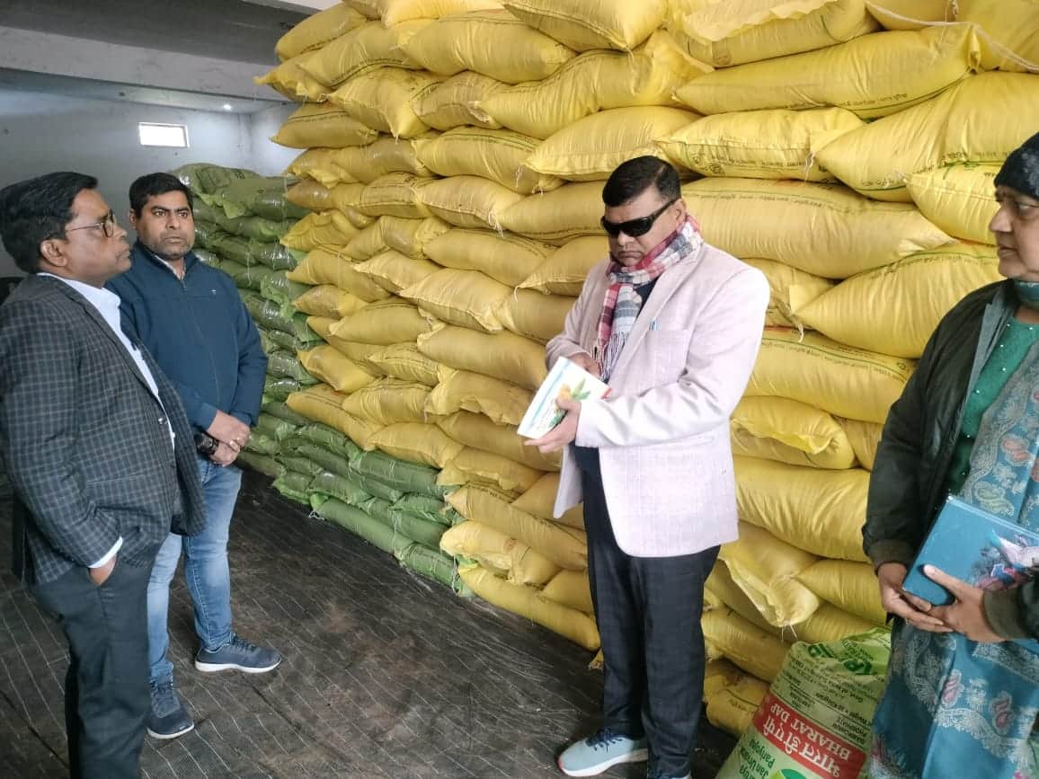शहर के अलीगंज रोड पर खाद गोदाम का निरीक्षण करते संयुक्त कृषि निदेशक मुरादाबाद जीवन प्रकाश व जिल