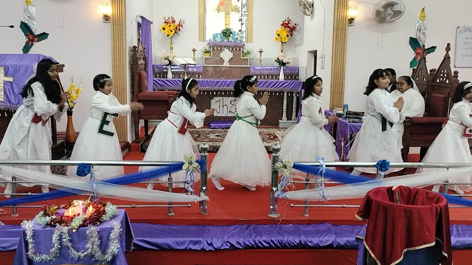 शहर के गांधी मार्केट स्थित मैकगाओ मेमोरियल चर्च में क्रिसमस ट्री कार्यक्रम में प्रस्तुति देती 