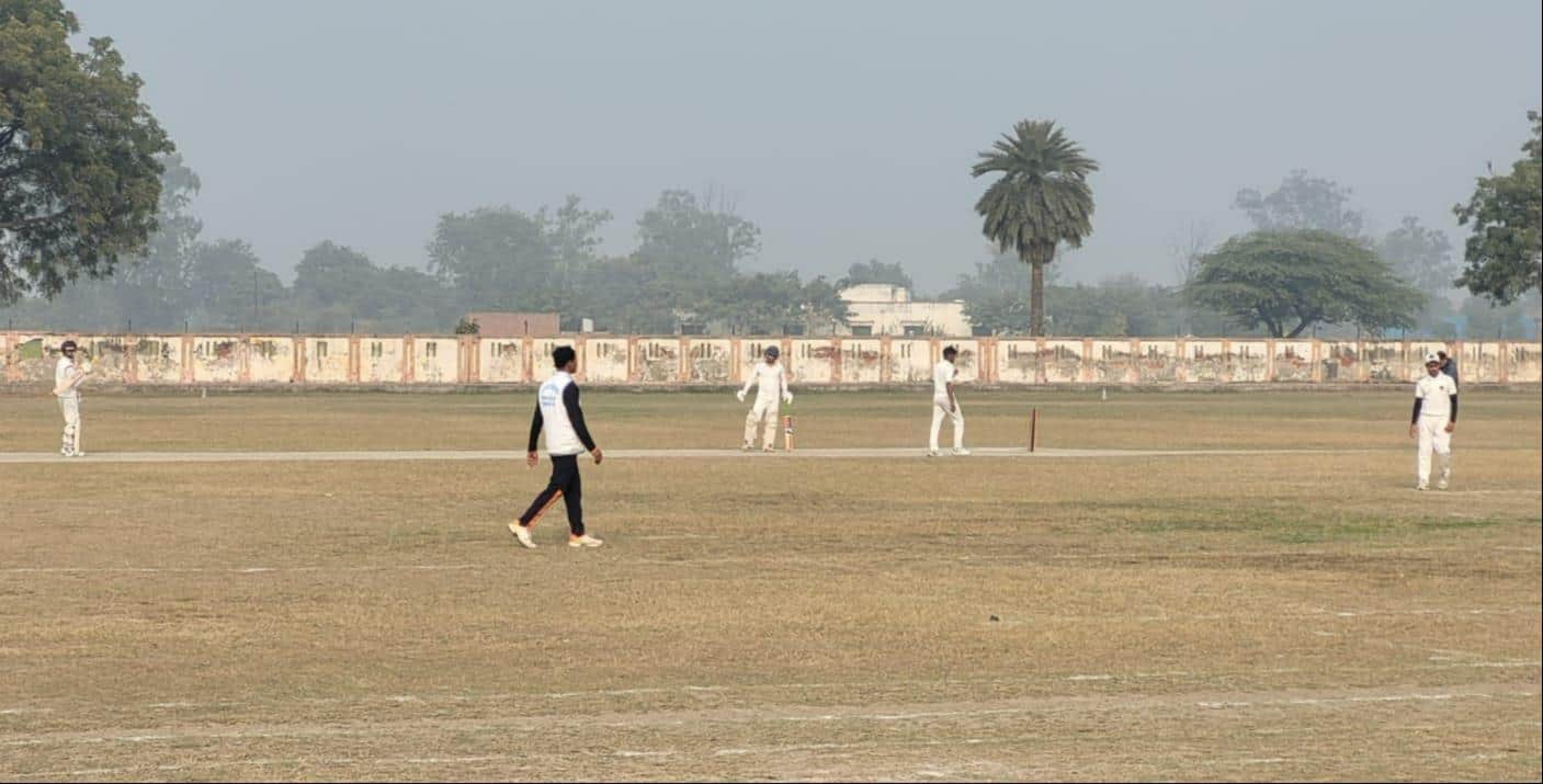 शहर के स्टेडियम में सांसद खेलकूद स्पर्धा में क्रिकेट खेलते खिलाड़ी। संवाद