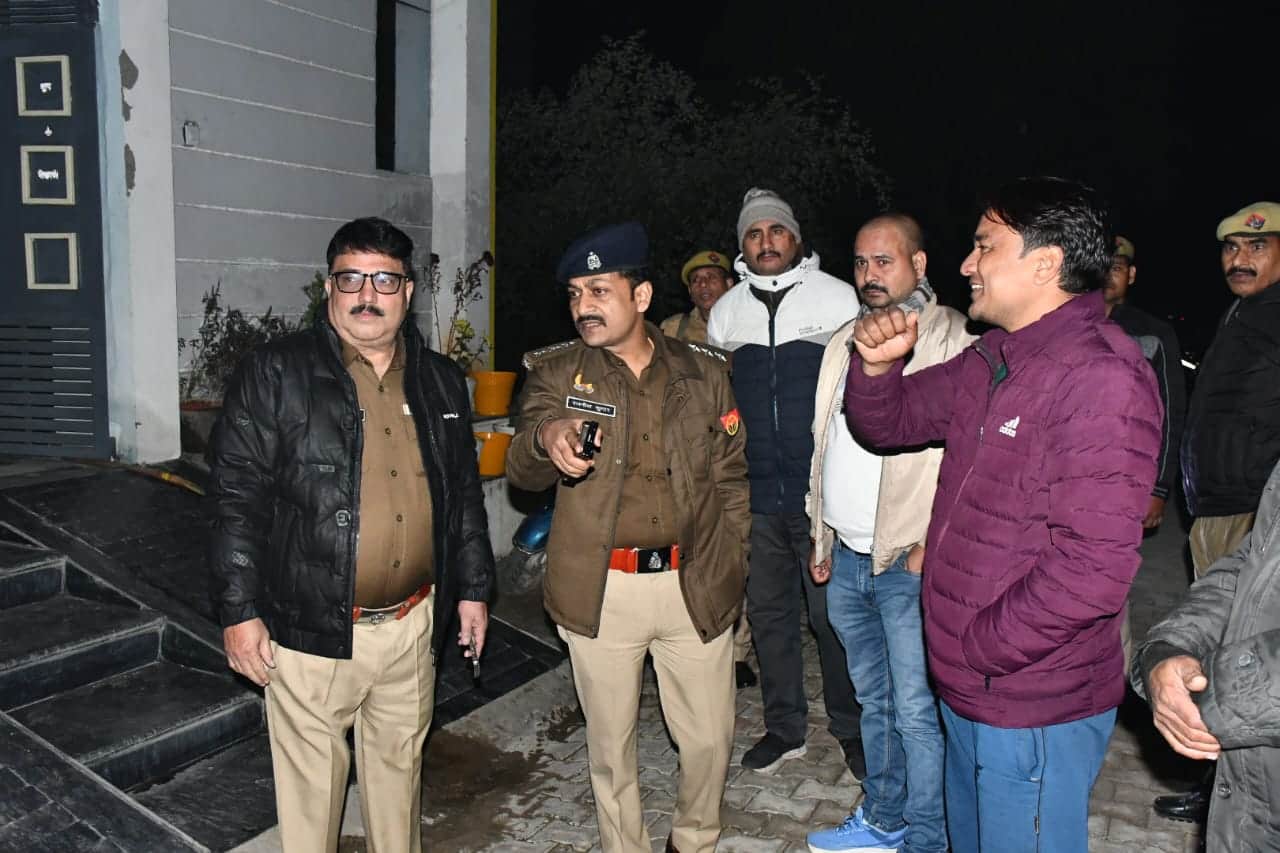 शहर में सिविल लाइन इलाके में लूट की घटना के बाद जांच करते एसएसपी। स्रोत, पुलिस