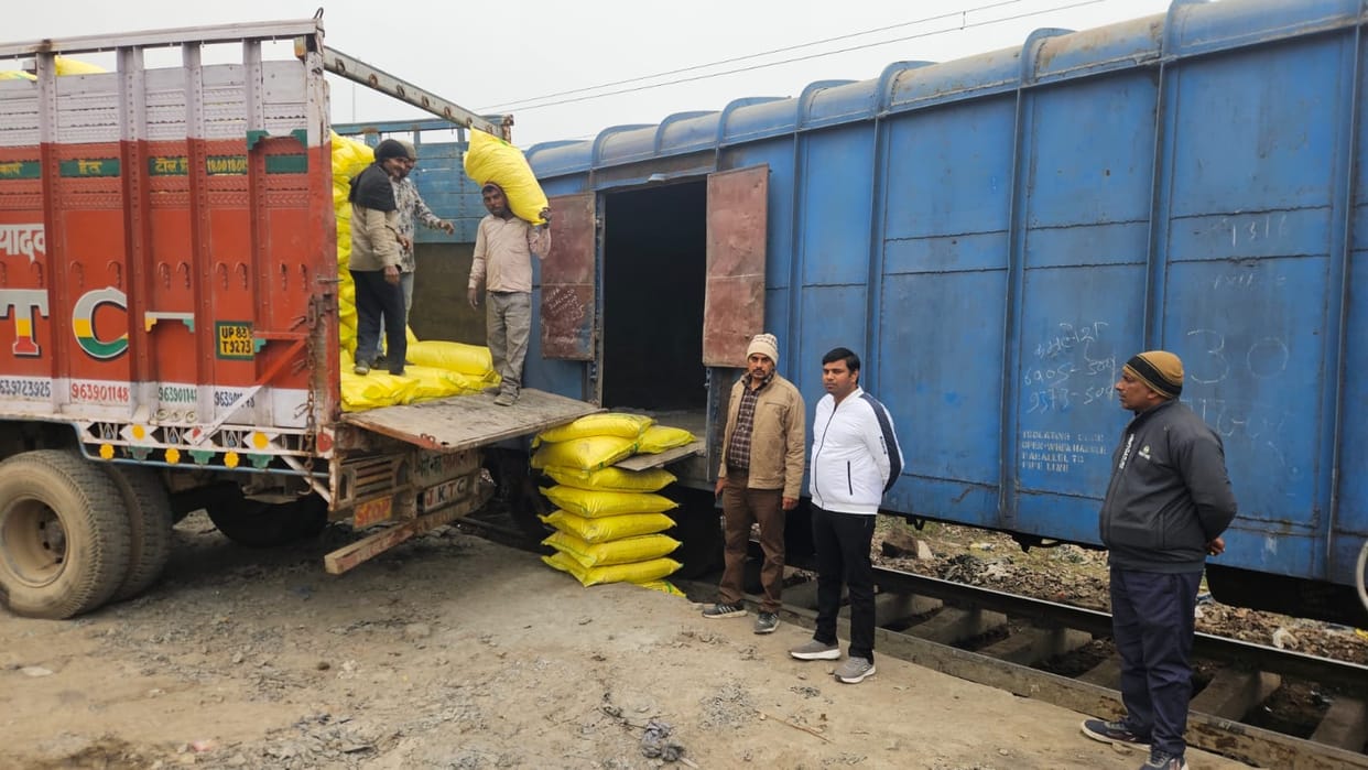 Rack of 2661 metric tons of urea arrived in the district