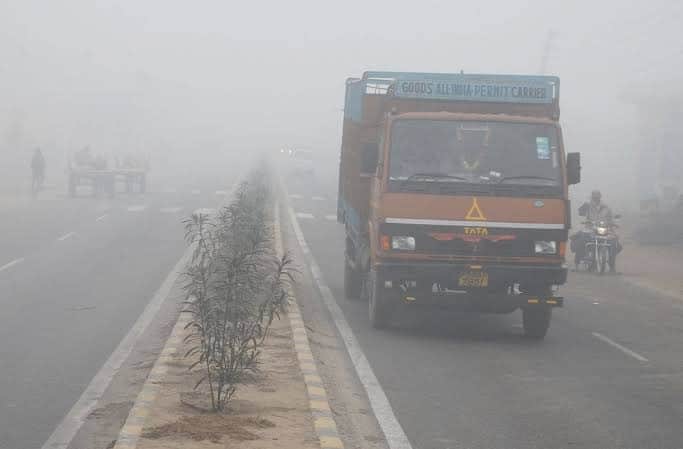 शामली में मेरठ करनाल मार्ग पर कोहरे में जाते वाहन ।  संवाद