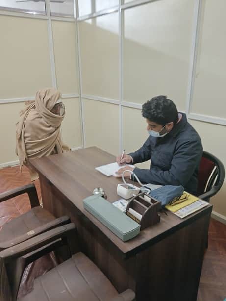 शिविर में जांच करते चिकित्सक। स्रोत : संस्था