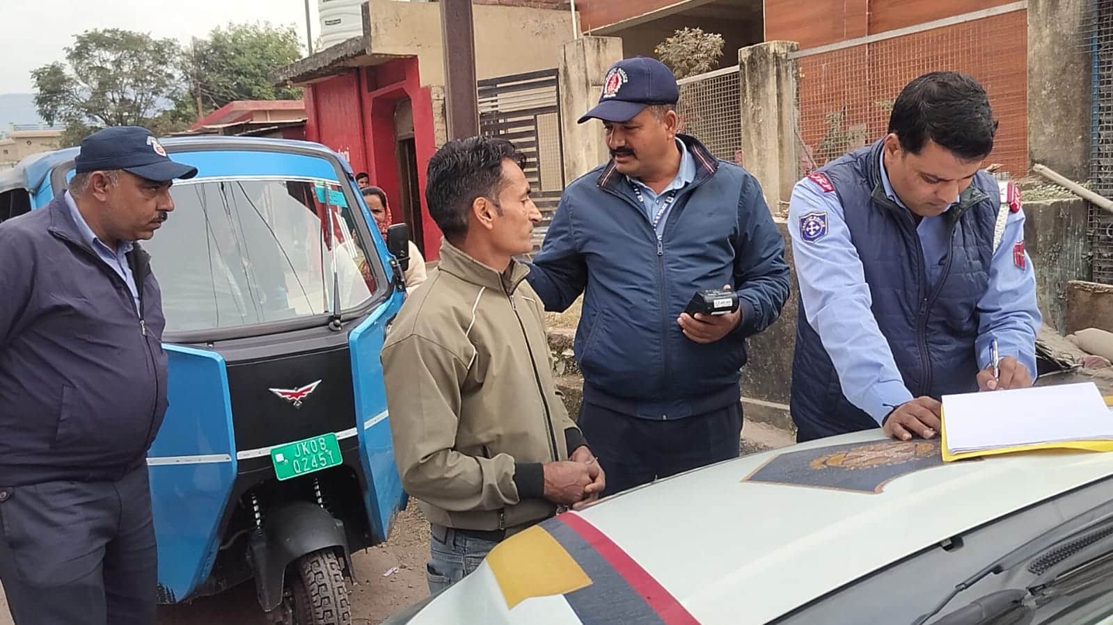 दस्तावेजों की जांच करती ट्रैफिक पुलिस। स्रोत संवाद।