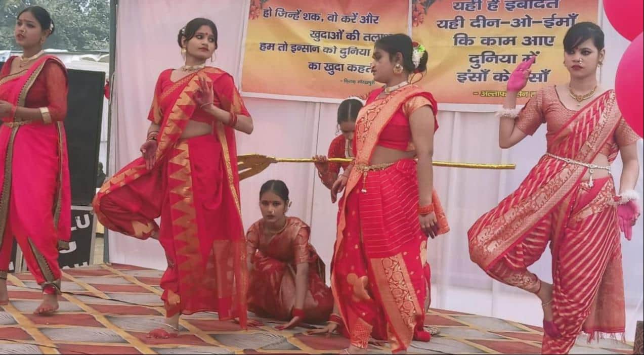 दशम पुस्तक मेले में सामूहिक नृत्य में प्रतिभाग करती छात्राएं। संवाद