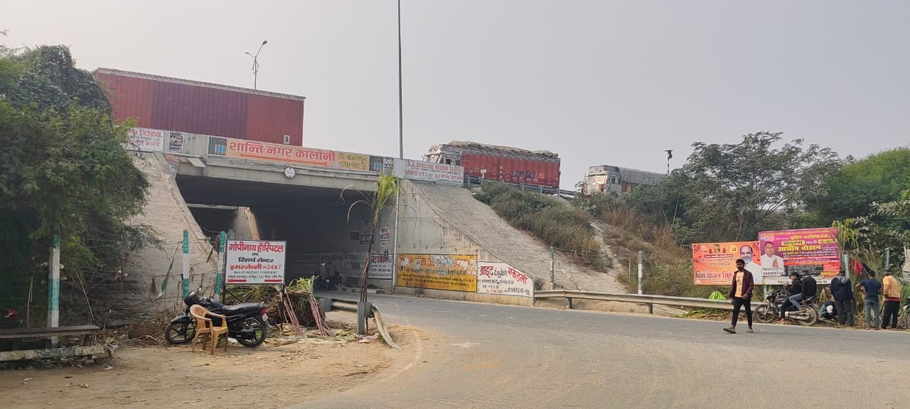 Danger due to illegal parking of overloaded vehicles on the overbridge