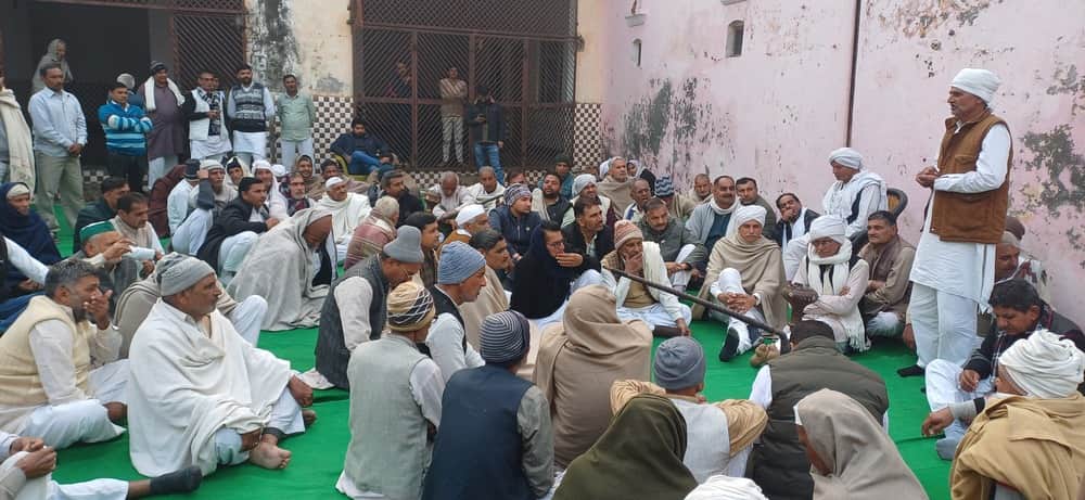 ऊन में बत्तीसा खाप की पंचायत में मौजूद लोग व बोलते वक्ता। संवाद