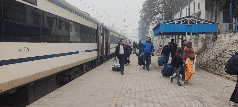 Himachal Express arrived three hours behind schedule.