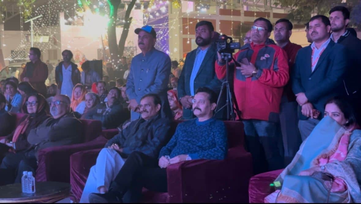 v28 सीकेटीपी-11- परिचय-खजुराहो फिल्म फेस्टिवल में मंच से बुंदेली गीत संगीत प्रस्तुतीकरण के दौरा