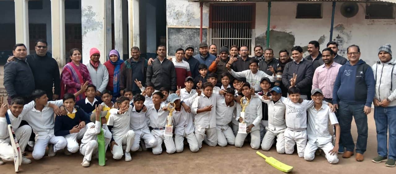 विजयी टीम के साथ एसके कॉलेज का स्टाफ। स्रोत स्वयं