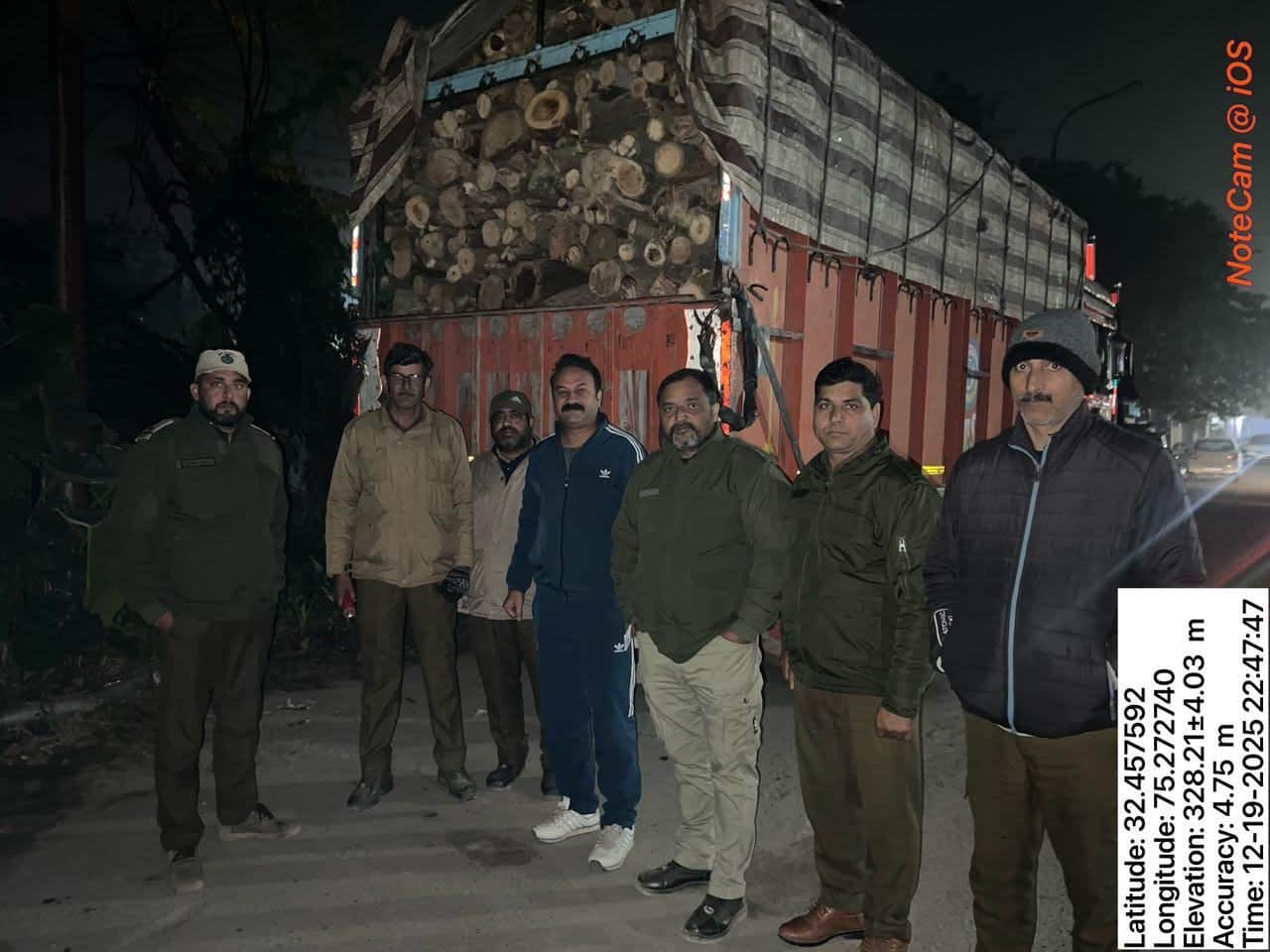 वन विभाग की टीम ने लकड़ी से लदा वाहन पकड़ा