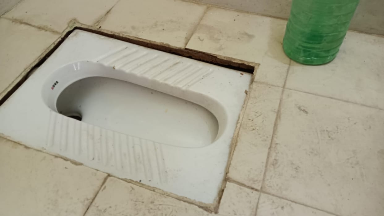 The toilet seat collapsed after the handover