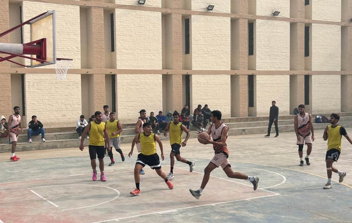 17.. जाट कॉलेज में आयोजित इंटर कॉलेज बास्केटबॉल प्रतियोगिता में खेलते खिलाड़ी। संवाद