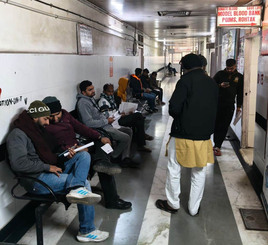 21.. पीजीआई के ब्लड बैंक में ब्लड सैंपल देने के लिए इंतजार करते तीमारदार। संवाद