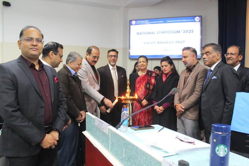 28.. रोहतक के आईआईएम में दीप प्रज्ज्वलित कर कार्यक्रम का शुभारंभ करते सेवानिवृत लेफ्टिनेंट जन