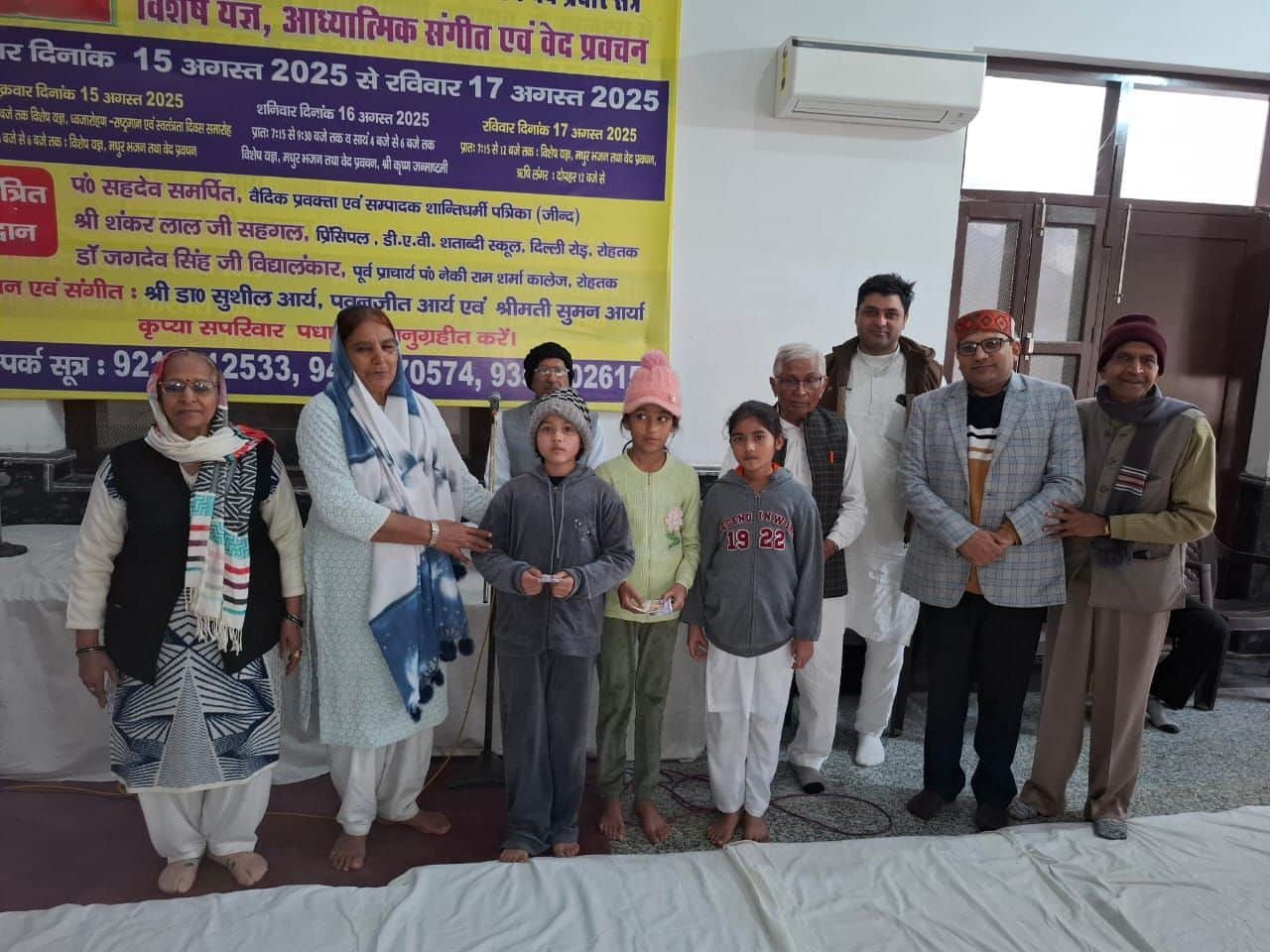 36 आर्य समाज मॉडल टाउन में हुए श्रद्धांजलि कार्यक्रम में बच्चों को सम्मानित करती सुमन भाटिया व 