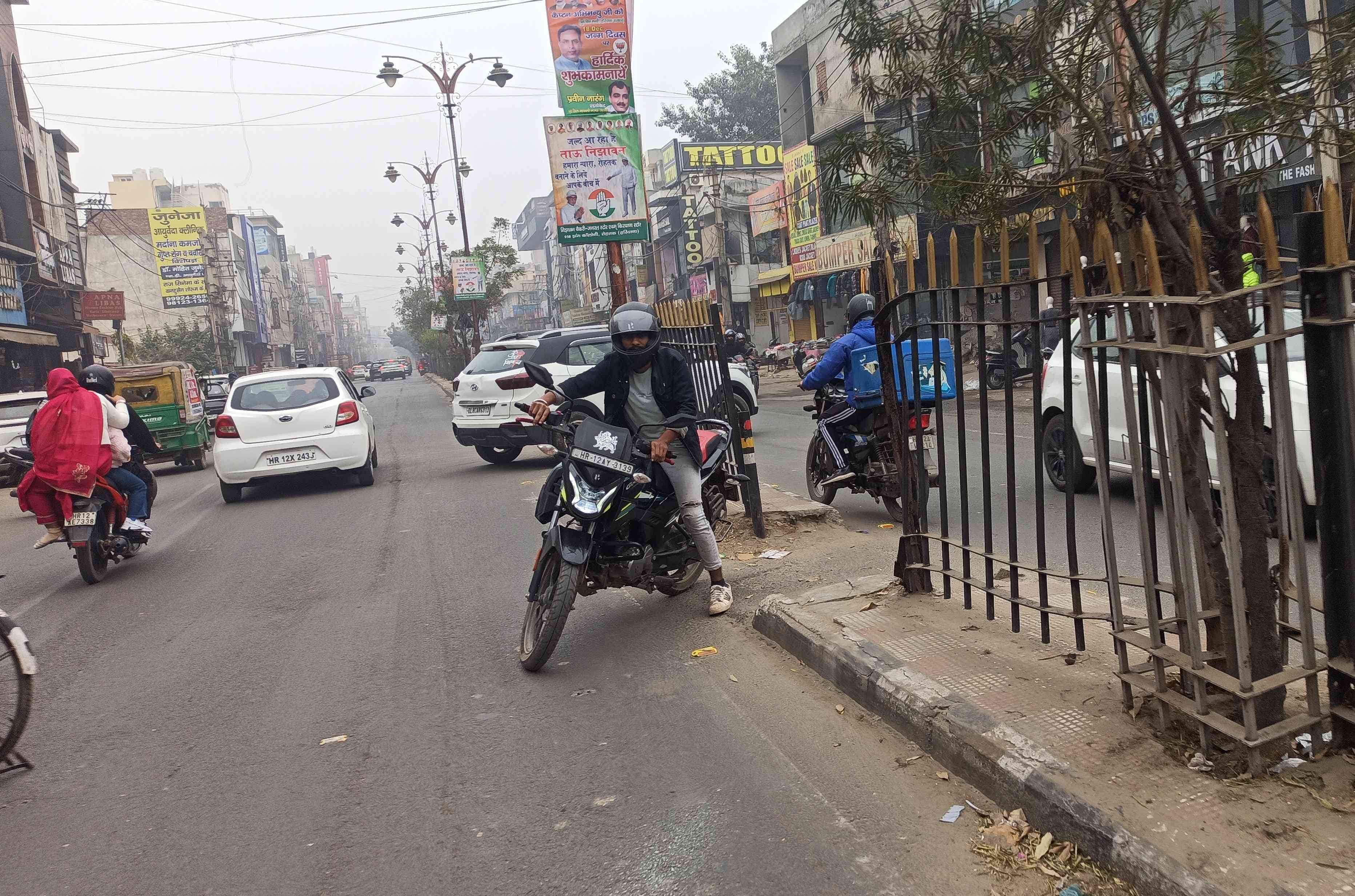 38...शहर में दिल्ली रोड के डिवाइडर पर ग्रिल टूटने से बने अवैध कट से गुजरते वाहन चालक। संवाद