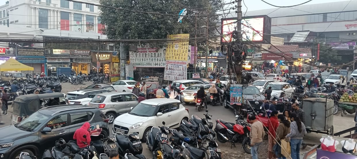 Parking problems cause traffic jams on main roads, leaving big businessmen empty-handed.
