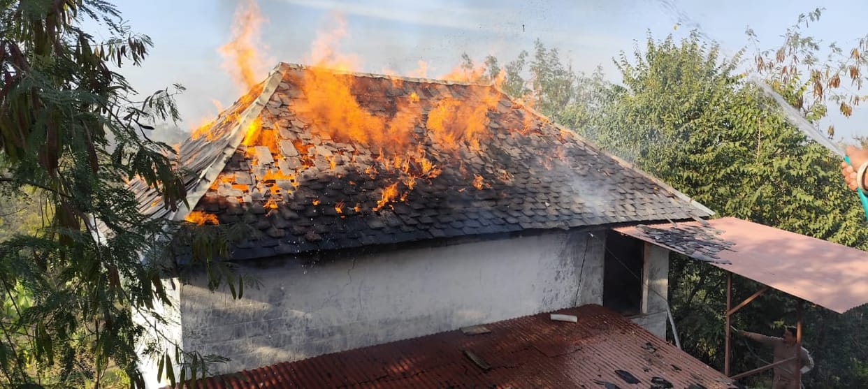 Fire broke out in a cowshed in Bargaon, stubble and grass burnt.
